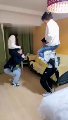 【网盘】【晴儿】群调-姐妹花群魔乱舞玩sm【双视角版】 bf22107