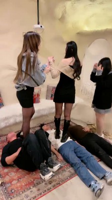 【网盘】【领主老大】群女王殴打 bf22353