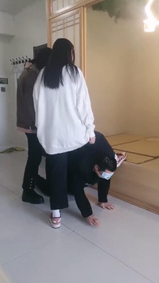 【网盘】【吴迪】双素人姐妹调教骑马/踩踏/闻舔脚 bf22524