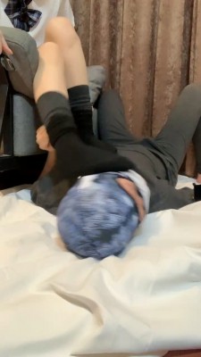 【网盘】【妮妮sama】裸足黑袜皮鞋踩食物 bf22792