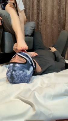 【网盘】【妮妮sama】裸足黑袜皮鞋踩食物 bf22792