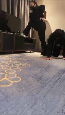 【网盘】【西竹】小白鞋高跟黑丝让狗舔 bf22911