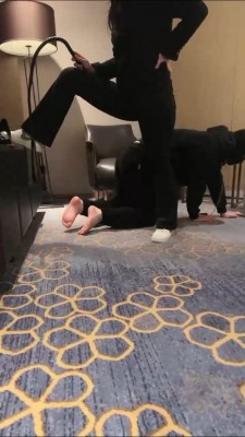 【网盘】【西竹】小白鞋高跟黑丝让狗舔 bf22911