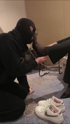 【网盘】【西竹】小白鞋高跟黑丝让狗舔 bf22911