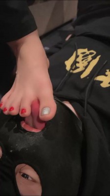 【网盘】【西竹】小白鞋高跟黑丝让狗舔 bf22911