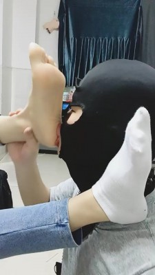 【网盘】【美娜格格】御姐范帆布鞋白袜辱狗 bf22997