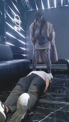 【网盘】【美娜格格】3素人女王KTv群调群虐 bf23295