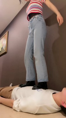 【网盘】【年华S】脏短靴踩踏食物喂食贱狗 bf23727