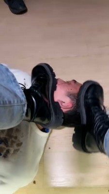 【网盘】【年华S】脏短靴踩踏食物喂食贱狗 bf23727