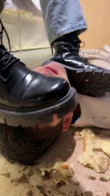 【网盘】【年华S】脏短靴踩踏食物喂食贱狗 bf23727