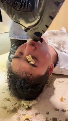 【网盘】【年华S】脏短靴踩踏食物喂食贱狗 bf23727