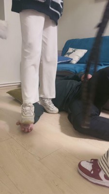 【网盘】【酒酿丸子】双S学生妹运动鞋狂踩【续集【双视角版】 bf23726