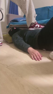 【网盘】【酒酿丸子】双S学生妹运动鞋狂踩【续集【双视角版】 bf23726