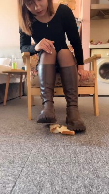 【网盘】【年华S】素人长靴碾压狗/踩踏喂食 bf23929