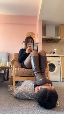 【网盘】【年华S】素人长靴碾压狗/踩踏喂食 bf23929