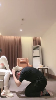 【网盘】【梵一】夜跑后原味鞋袜羞辱 bf24069