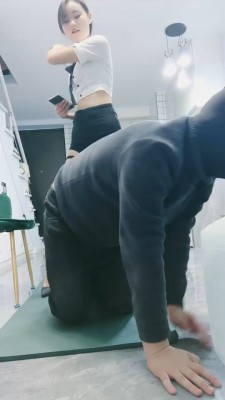 【网盘】【小小小魔女】陪酒小妹高跟肉丝辱狗/全体重踩踏 bf24121