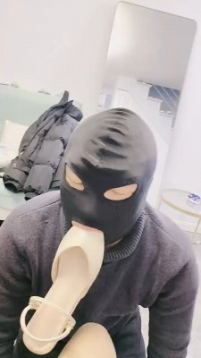 【网盘】【小小小魔女】陪酒小妹高跟肉丝辱狗/全体重踩踏 bf24121