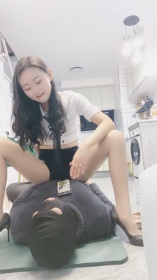 【网盘】【小小小魔女】陪酒小妹高跟肉丝辱狗/全体重踩踏 bf24121