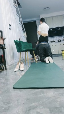 【网盘】【小小小魔女】陪酒小妹高跟肉丝辱狗/全体重踩踏 bf24121