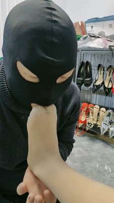 【网盘】【小小小魔女】陪酒小妹高跟肉丝辱狗/全体重踩踏 bf24121