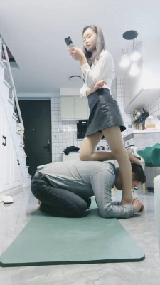 【网盘】【小小小魔女】高跟鞋踩踏鞭子丝袜捂脸 bf24129