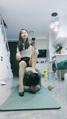 【网盘】【小小小魔女】高跟鞋踩踏鞭子丝袜捂脸 bf24129