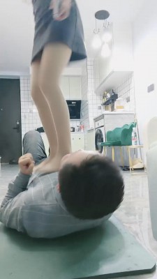 【网盘】【小小小魔女】高跟鞋踩踏鞭子丝袜捂脸 bf24129