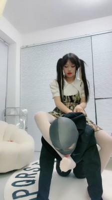 【网盘】【茜茜】03年学生妹入圈-白丝塞嘴/鞭打/骑马转胯 bf24255