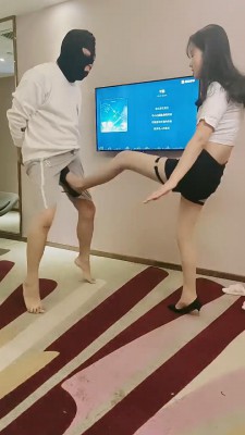 【网盘】【小小小魔女】御姐超狠踢跺裆场 bf24259