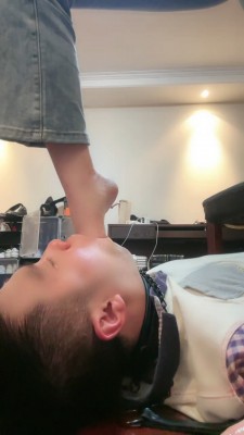 【网盘】【桃幼幼】强迫狗奴吃袜子/运动鞋踩脸 bf24408