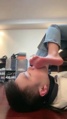 【网盘】【桃幼幼】强迫狗奴吃袜子/运动鞋踩脸 bf24408