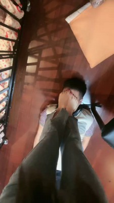 【网盘】【桃幼幼】强迫狗奴吃袜子/运动鞋踩脸 bf24408