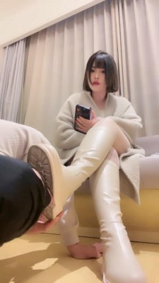 【网盘】【南星】模特过膝靴丝足调狗舔/耳光打出血/踩踏深喉 bf24540