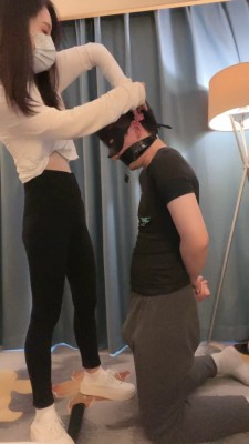 【网盘】【筱月】车模强迫狗吃白袜/胶带封嘴耳光 bf24671