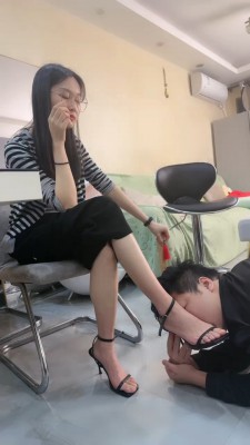 【网盘】【素人星探】火辣老师严厉-藤条抽/强迫舔脏鞋底【完整版】 bf24738