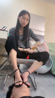 【网盘】【素人星探】火辣老师严厉-藤条抽/强迫舔脏鞋底【完整版】 bf24738