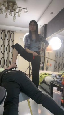 【网盘】【素人星探】火辣老师严厉-藤条抽/强迫舔脏鞋底【完整版】 bf24738
