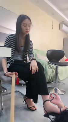 【网盘】【素人星探】火辣老师严厉-藤条抽/强迫舔脏鞋底【完整版】 bf24738