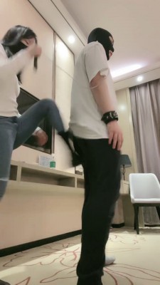 【网盘】【漫漫】刑虐-提档/短靴全体重踩踏/闻白袜 bf25253