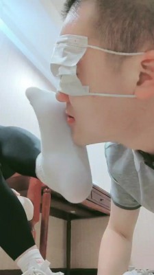 【网盘】【妮蔻】晨跑后的原味鞋袜闻个狗 bf25277