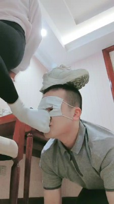 【网盘】【妮蔻】晨跑后的原味鞋袜闻个狗 bf25277