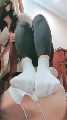 【网盘】【妮蔻】晨跑后的原味鞋袜闻个狗 bf25277