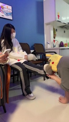 【网盘】【精神小妹】九S群调双狗-骑脖子做蹲起/吃口水裸足舔 bf25341