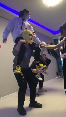 【网盘】【精神小妹】九S群调双狗-骑脖子做蹲起/吃口水裸足舔 bf25341