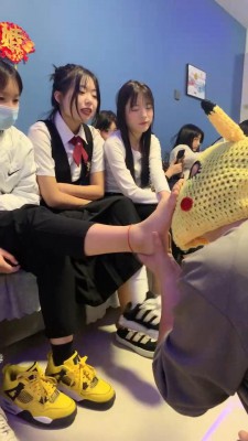 【网盘】【精神小妹】九S群调双狗-骑脖子做蹲起/吃口水裸足舔 bf25341