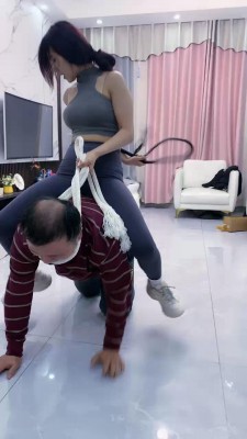 【网盘】【麋鹿银儿】女教练的人体健身器/一字马舔脏鞋底/骑马口水 bf25457