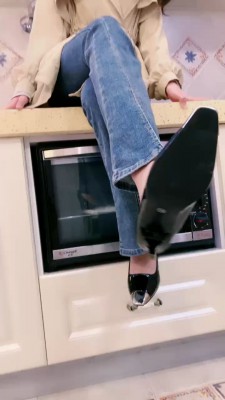 【网盘】【梵高】伺候主人下班-对高跟鞋磕头/叼鞋/肉丝捂脸 bf25682