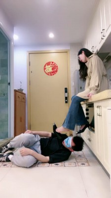 【网盘】【梵高】伺候主人下班-对高跟鞋磕头/叼鞋/肉丝捂脸 bf25682