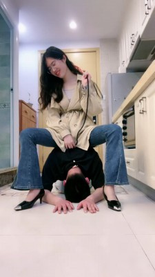 【网盘】【梵高】伺候主人下班-对高跟鞋磕头/叼鞋/肉丝捂脸 bf25682